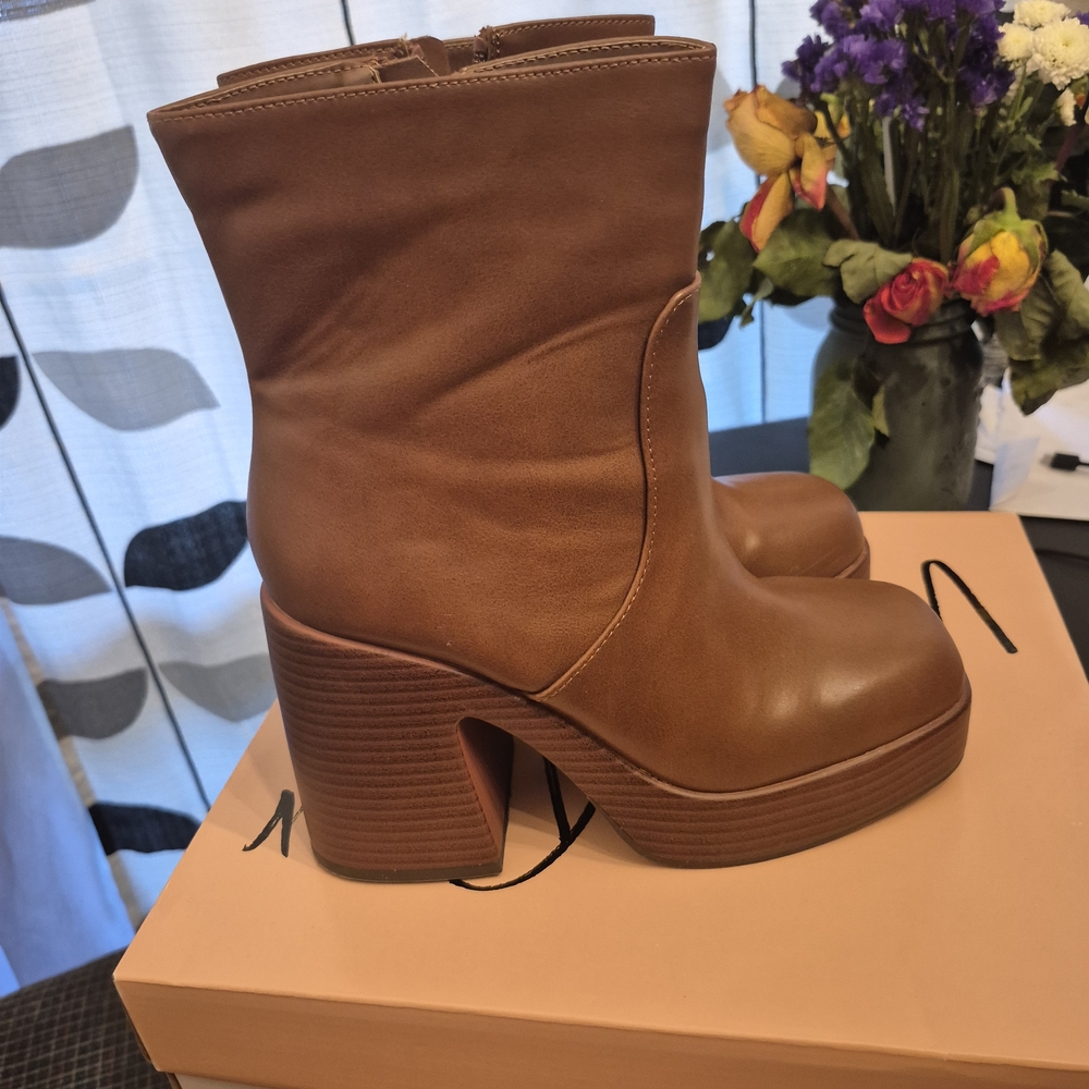 Wild Pair Brown Heeled Boots with Stacked Heel
